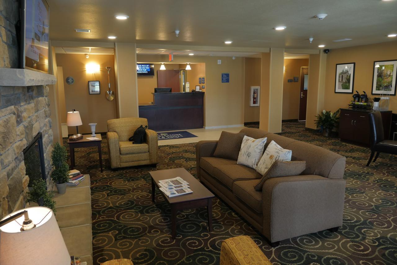 Cobblestone Inn & Suites-Winterset Exterior foto